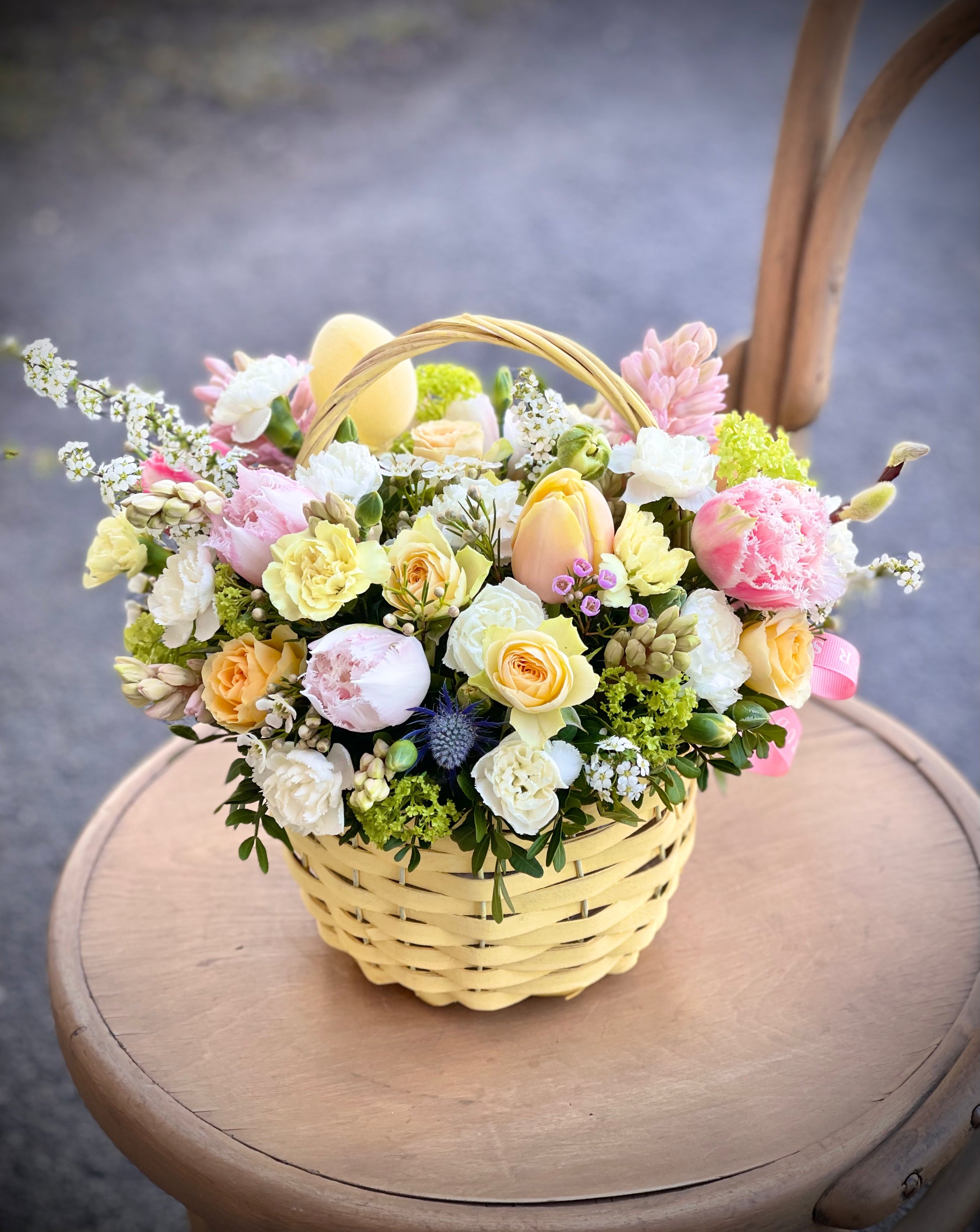 Авторский арт-букет / Signature bouquet by Best Florist in Tallinn includes seasonal flowers wrapped in waterproof paper, tied with branded ribbon, with a sticker and care instructions included.