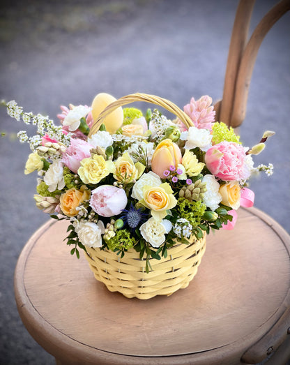 Авторский арт-букет / Signature bouquet by Best Florist in Tallinn includes seasonal flowers wrapped in waterproof paper, tied with branded ribbon, with a sticker and care instructions included.