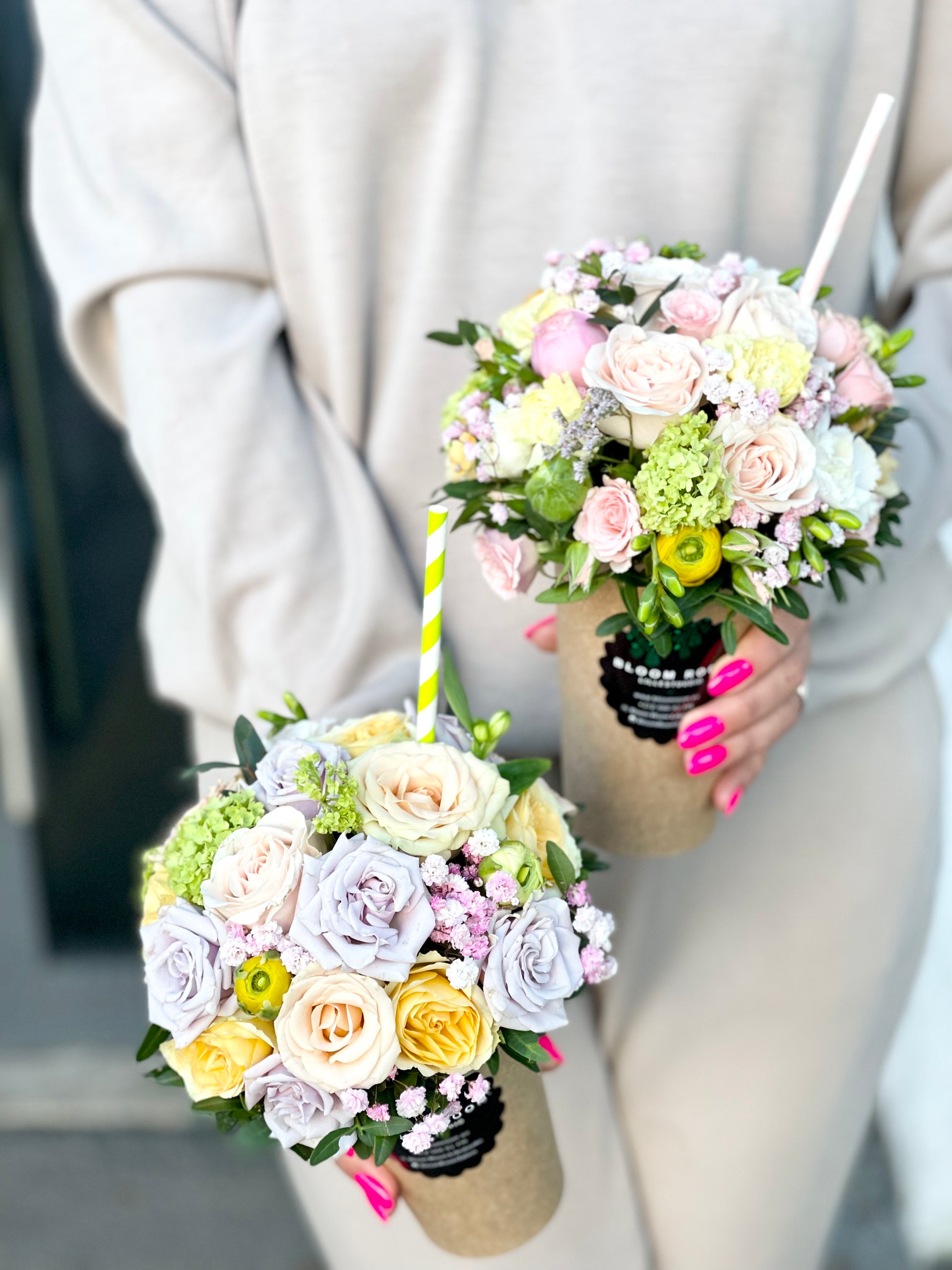 Авторский арт-букет / Signature bouquet by Best Florist in Tallinn includes seasonal flowers wrapped in waterproof paper, tied with branded ribbon, with a sticker and care instructions included.