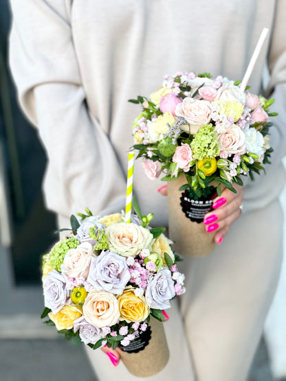 Авторский арт-букет / Signature bouquet by Best Florist in Tallinn includes seasonal flowers wrapped in waterproof paper, tied with branded ribbon, with a sticker and care instructions included.