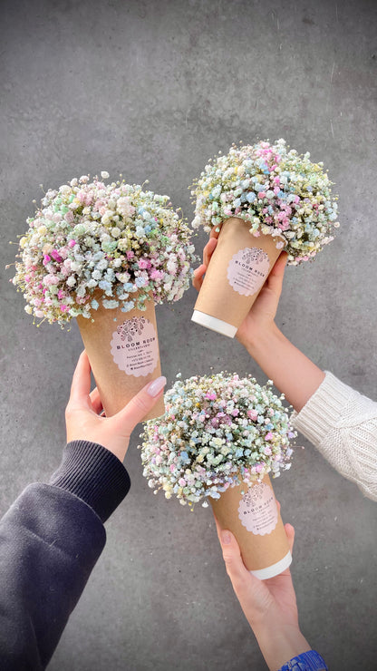 Авторский арт-букет / Signature bouquet by Best Florist in Tallinn includes seasonal flowers wrapped in waterproof paper, tied with branded ribbon, with a sticker and care instructions included.