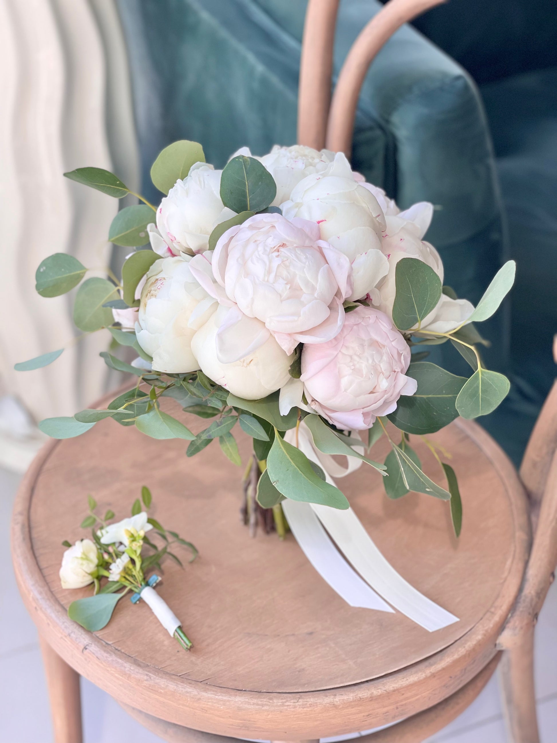 Авторский арт-букет / Signature bouquet by Best Florist in Tallinn includes seasonal flowers wrapped in waterproof paper, tied with branded ribbon, with a sticker and care instructions included.