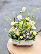 Load image into Gallery viewer, lill, Floristika, lillepott, Lilleseade, Lõikelilled, Lillemuster, toataim, kroonleht, lillekimp, Ikebana, Kunstlill, vaas, taim, vaikelu, üheaastane taim, roos, Vaikelufotograafia, maapind, laud, istumine
