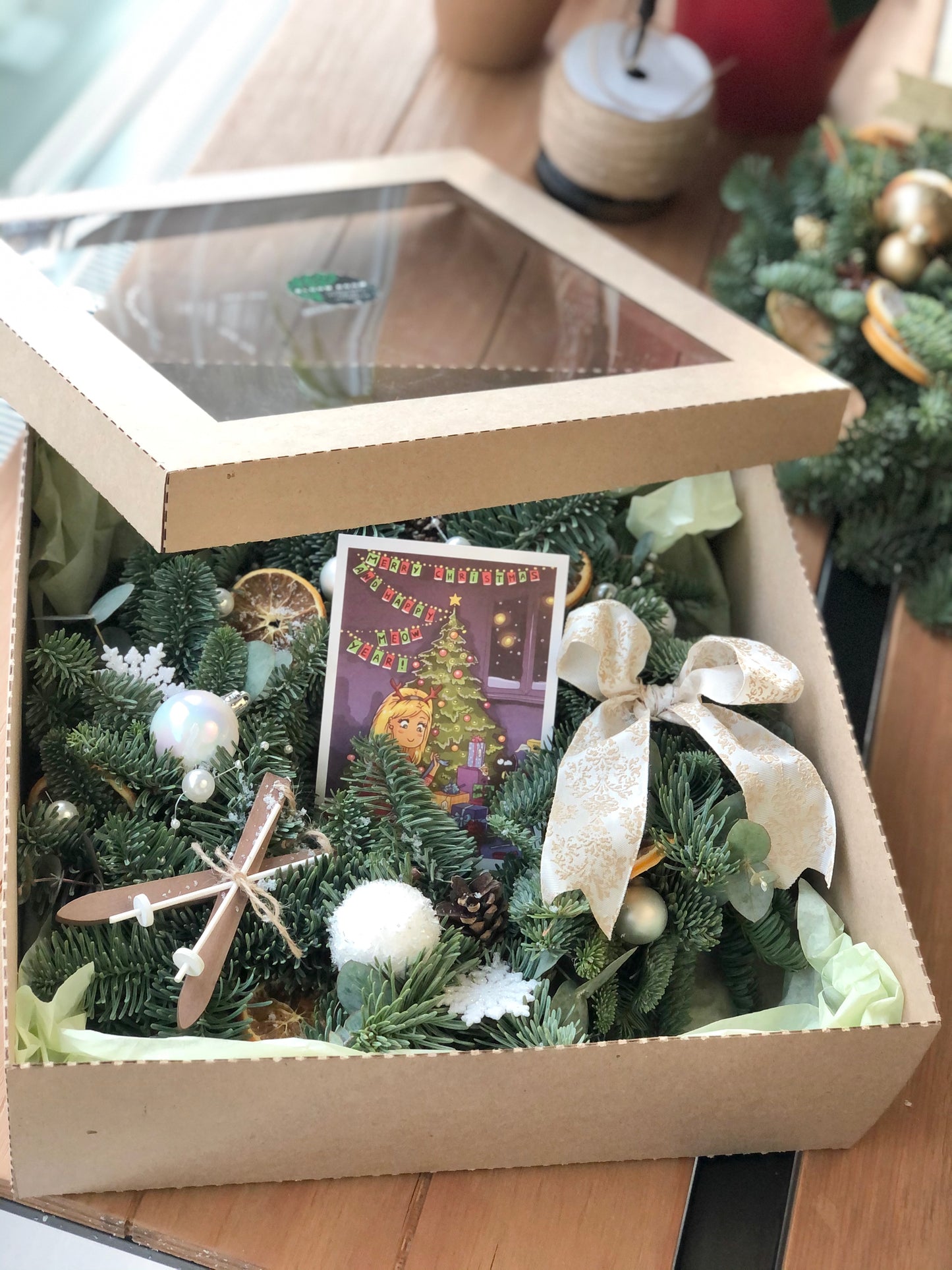 Jõuluvanus, kingituste ning dekoratiivsete elementidega kaunistatud lopsakas ehtelaud | Рождественский венок в подарочной коробке | Christmas wreath adorned with gifts and decorative elements