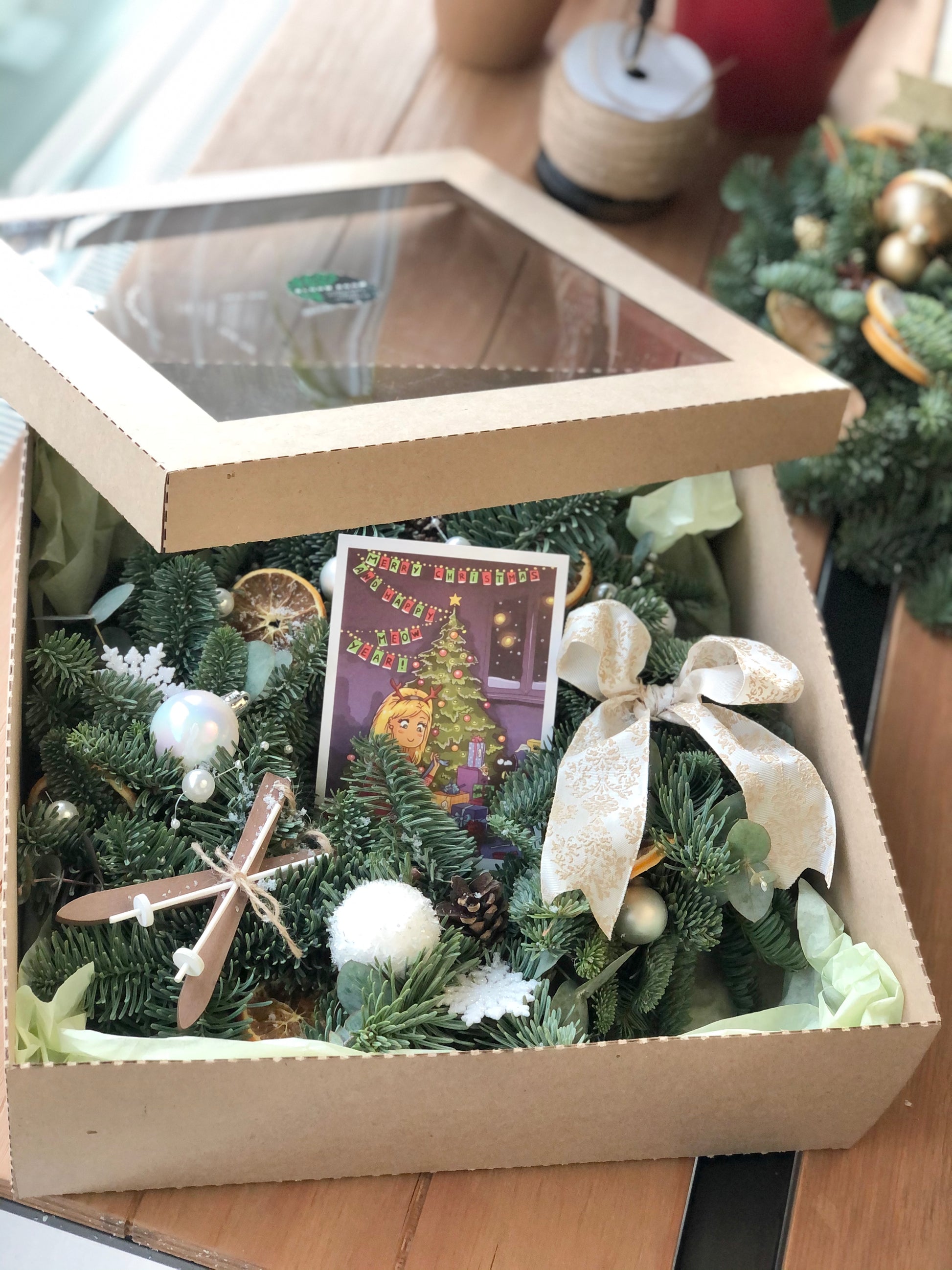 Jõuluvanus, kingituste ning dekoratiivsete elementidega kaunistatud lopsakas ehtelaud | Рождественский венок в подарочной коробке | Christmas wreath adorned with gifts and decorative elements