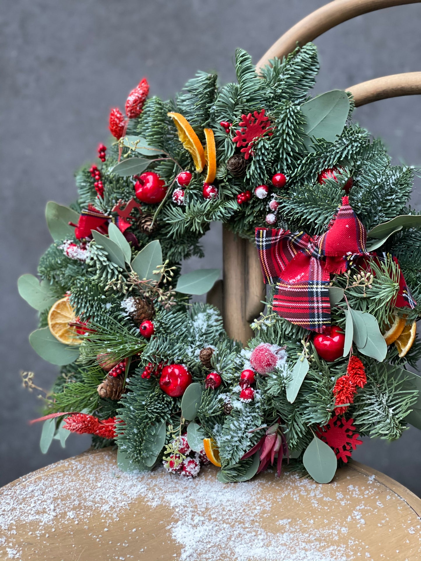 Jõuluvanal, punase dekoratsiooniga, rohelised okkad ja kuuseoksad | Рождественский венок с красным декором | Christmas wreath with red decor and green foliage