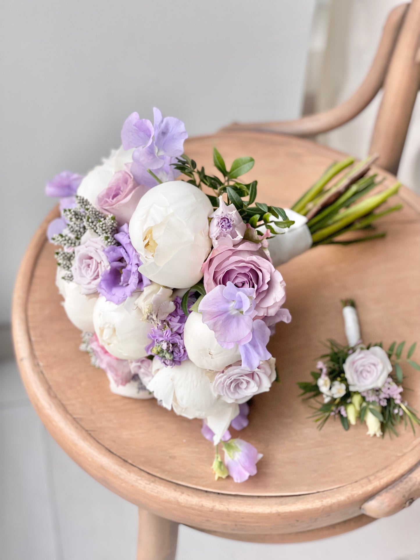 Авторский арт-букет / Signature bouquet by Best Florist in Tallinn includes seasonal flowers wrapped in waterproof paper, tied with branded ribbon, with a sticker and care instructions included.