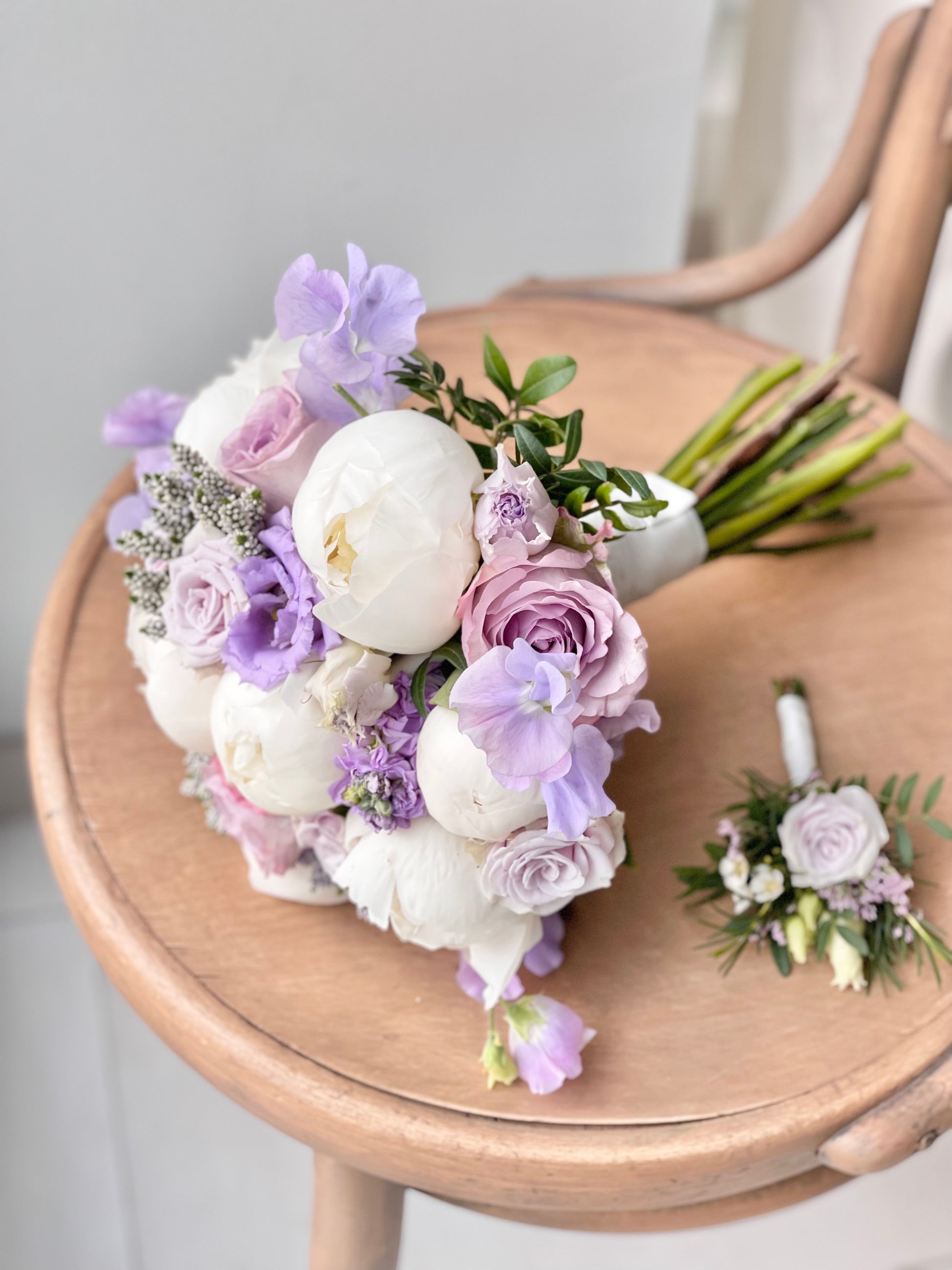 Авторский арт-букет / Signature bouquet by Best Florist in Tallinn includes seasonal flowers wrapped in waterproof paper, tied with branded ribbon, with a sticker and care instructions included.