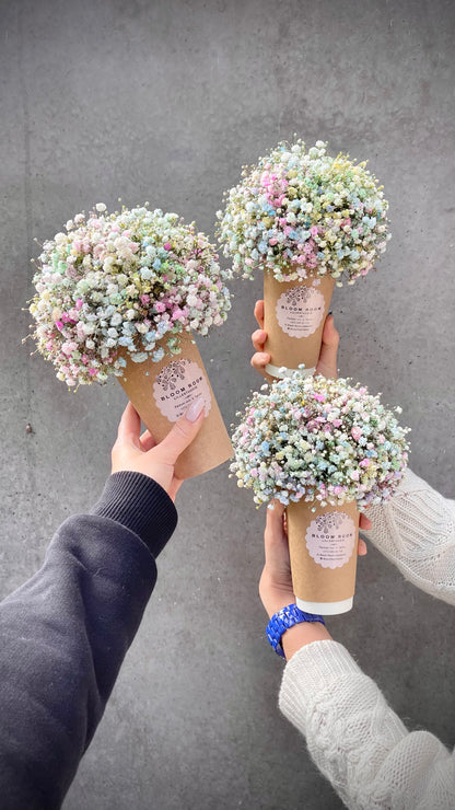 Авторский арт-букет / Signature bouquet by Best Florist in Tallinn includes seasonal flowers wrapped in waterproof paper, tied with branded ribbon, with a sticker and care instructions included.