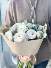 Load image into Gallery viewer, Ranunculus Hanoi with eucalyptus
